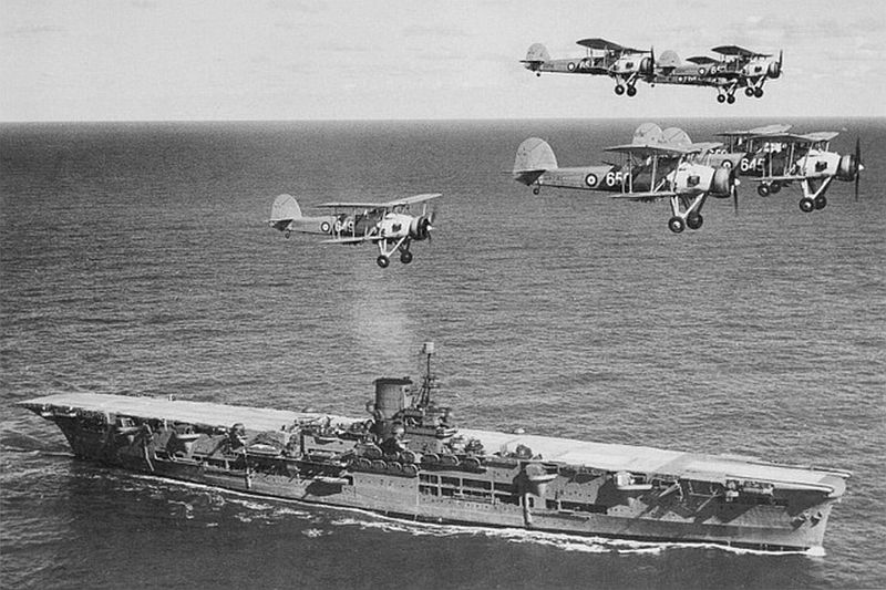 HMS_Ark_Royal_h85716.jpg
