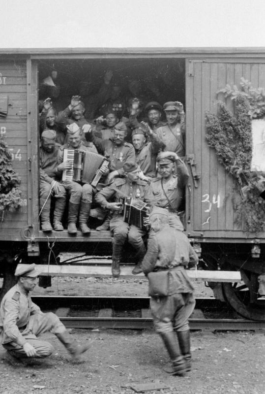 soviets on train 2.jpg