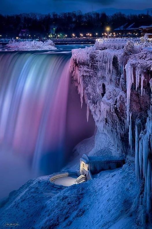 Niagara Falls in winter Canada.jpg