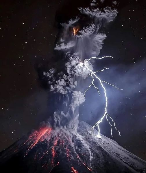 Lightning over the Colima volcano, Mexico by Sergio Tapiro.jpg