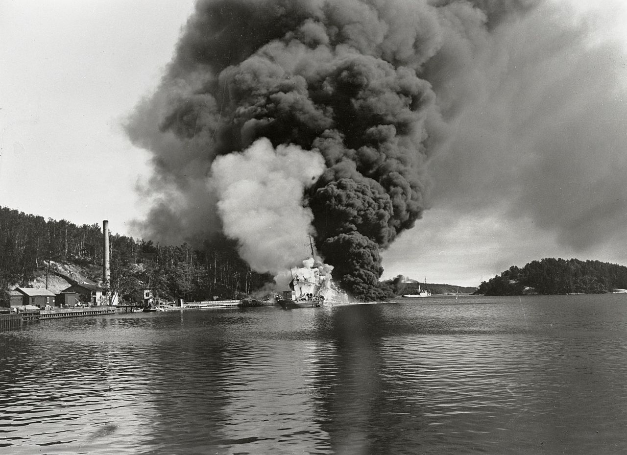 HMS_Klas_Uggla_(4)_sinking.jpg