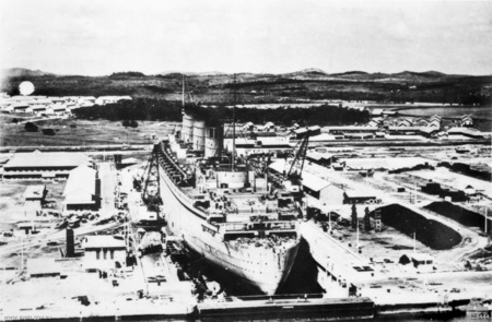 Queen_Mary_in_Singapore_Gaving_Dock_Aug_1940.jpg