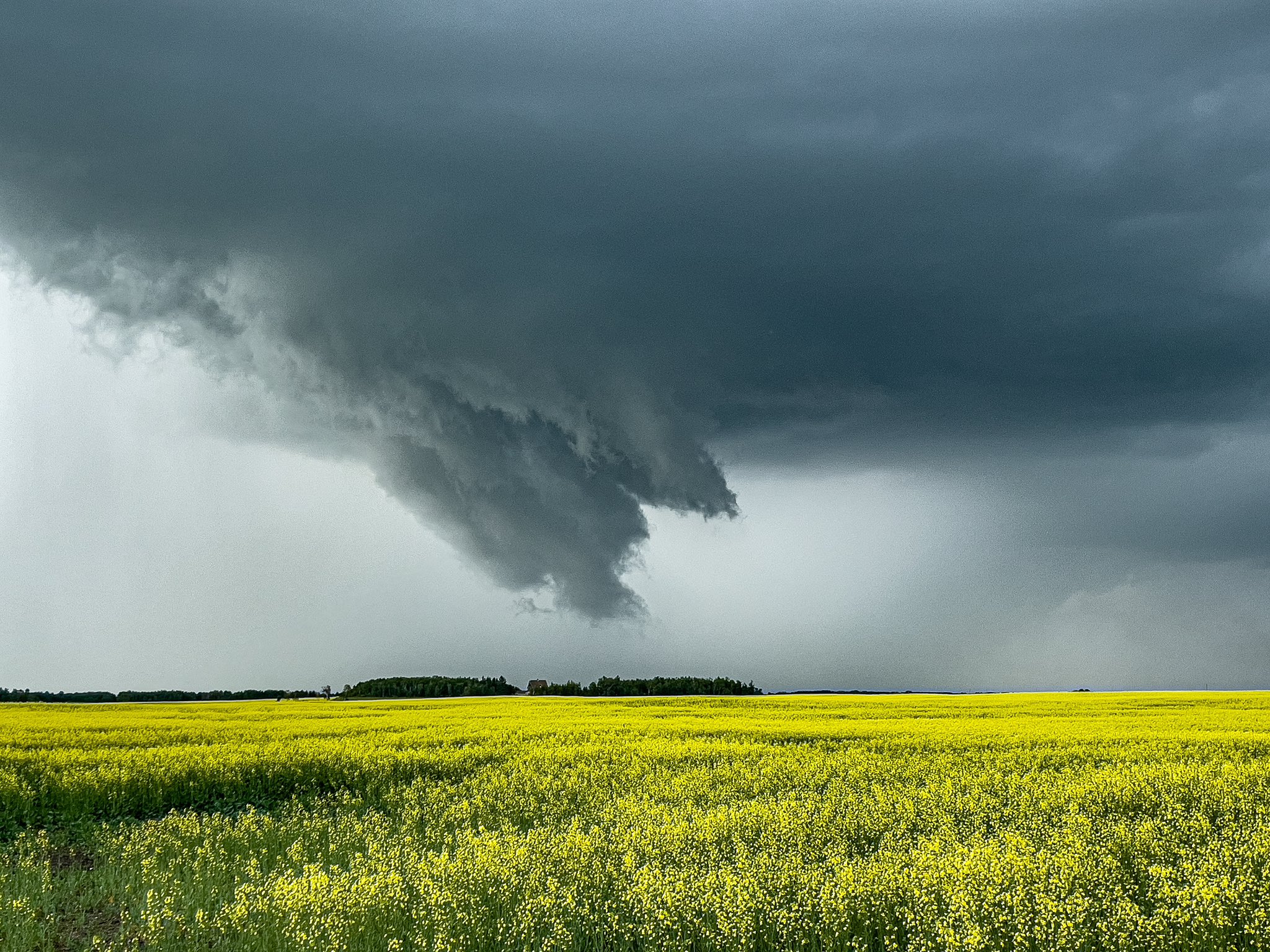 Thunderstorm trying to touch the ground N of Winnipeg July 26 2023.jpg
