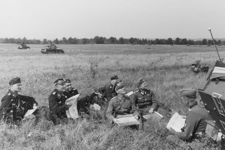Bundesarchiv_Bild_146-1972-045-08,_Westfeldzug,_Rommel_bei_Besprechung_mit_Offizieren.jpg