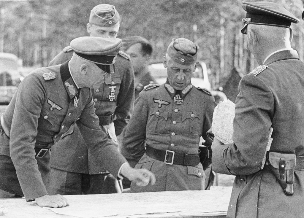 Bundesarchiv_Bild_101I-265-0048A-03,_Russland,_Generale_v__Bock,_Hoth,_W__v__Richthofen.jpg