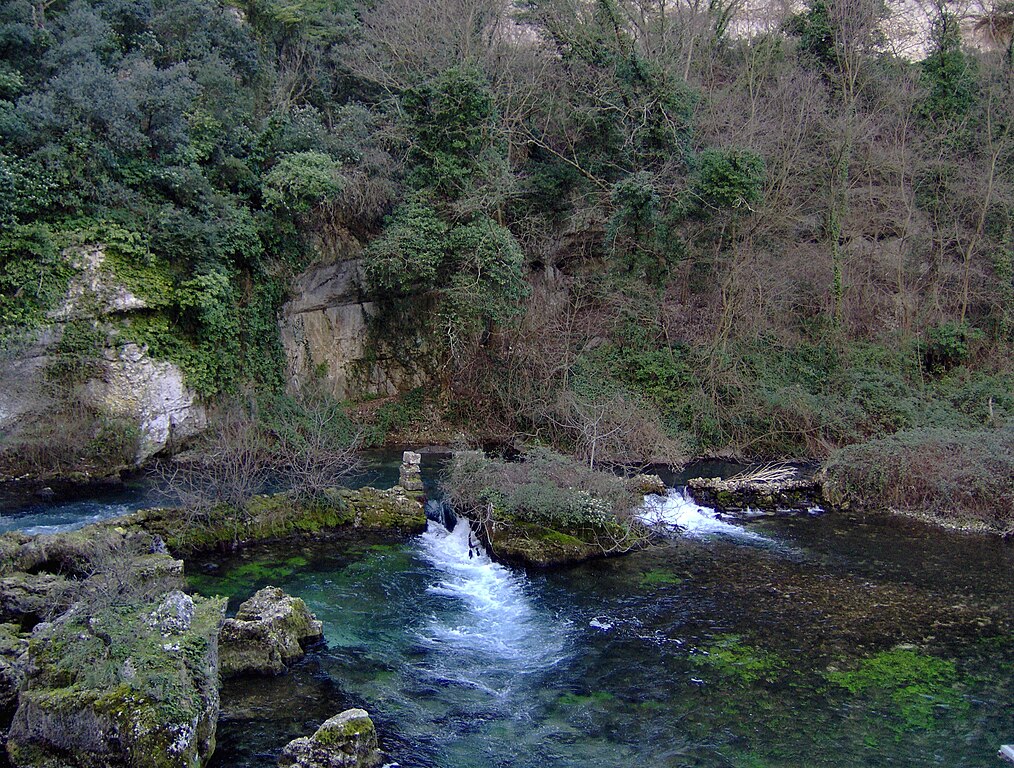 La_Sorgue,_Fontaine-de-Vaucluse.JPG