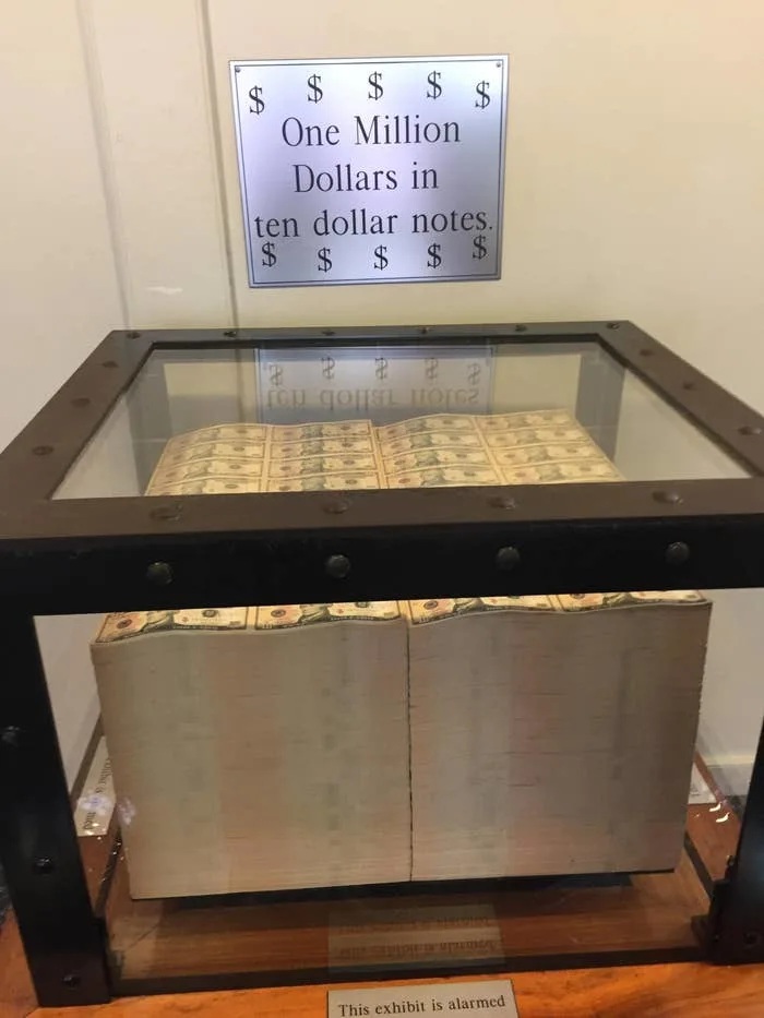 $1,000,000 in ten dollar bills.jpg