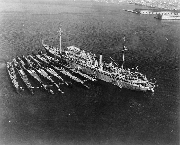 uss_holland_as-3_with_seven_submarines_alongside_at_san_diego_california_usa_on_24_december_1934_80-g-63334.jpg