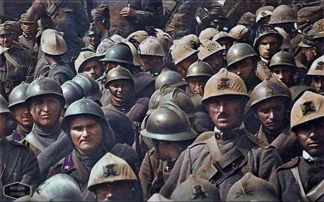 Italian soldiers of different units at Vittorio Veneto.jpg