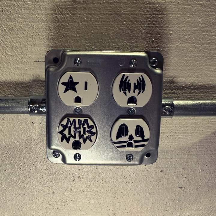 kiss outlet.jpg