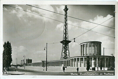 Foto-AK-BERLIN-Ausstellungshallen-am-Funkturm-Masurenallee-Fahnen-um.jpg