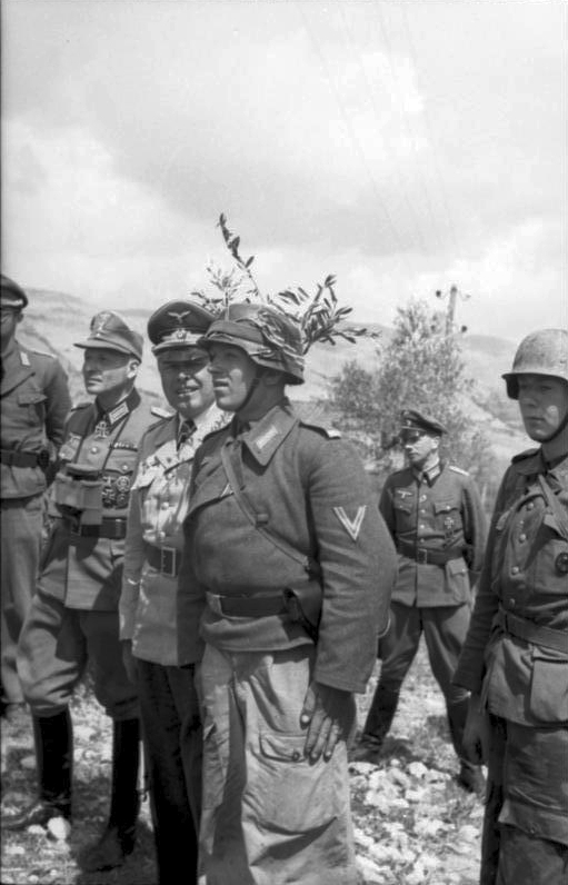 Bundesarchiv_Bild_101I-580-1983-19A,_Italien,_Truppeninspektion_durch_Albert_Kesselring.jpg