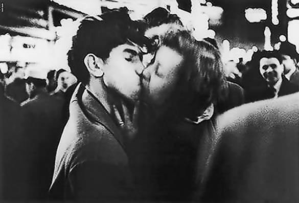 CouplekissingBW.jpg