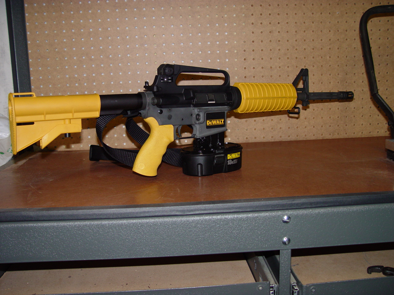 dewalt16batt.jpg