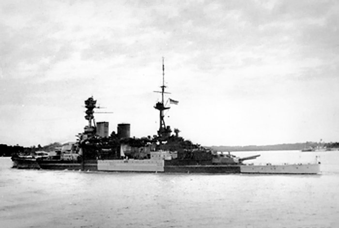HMS_Repulse_leaving.jpg